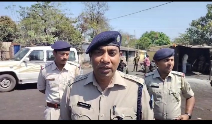 बाघमारा :धरना स्थल पर पसरा सन्नाटा पुलिस बल तैनात, एसआईटी टीम गठित डीएसपी विधि व्यवस्था ने दी जानकारी।