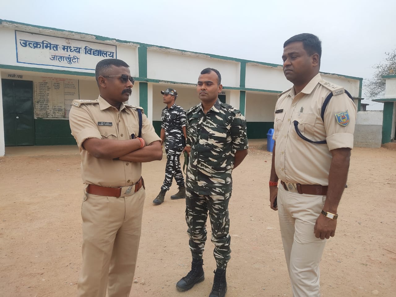 वरीय पुलिस अधीक्षक ने किया नक्सल प्रभावित मनियाडीह थाना क्षेत्र स्थित मतदान केंद्रों का निरीक्षण