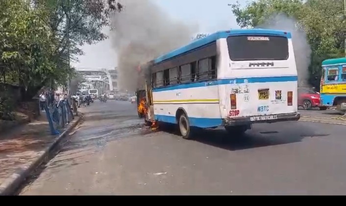 हावड़ा से रामनगर जा रही बस में अचानक से आग लगी, दमकल विभाग ने आग पर क़ाबू पाया। बाल बाल बचे लोगों की जान