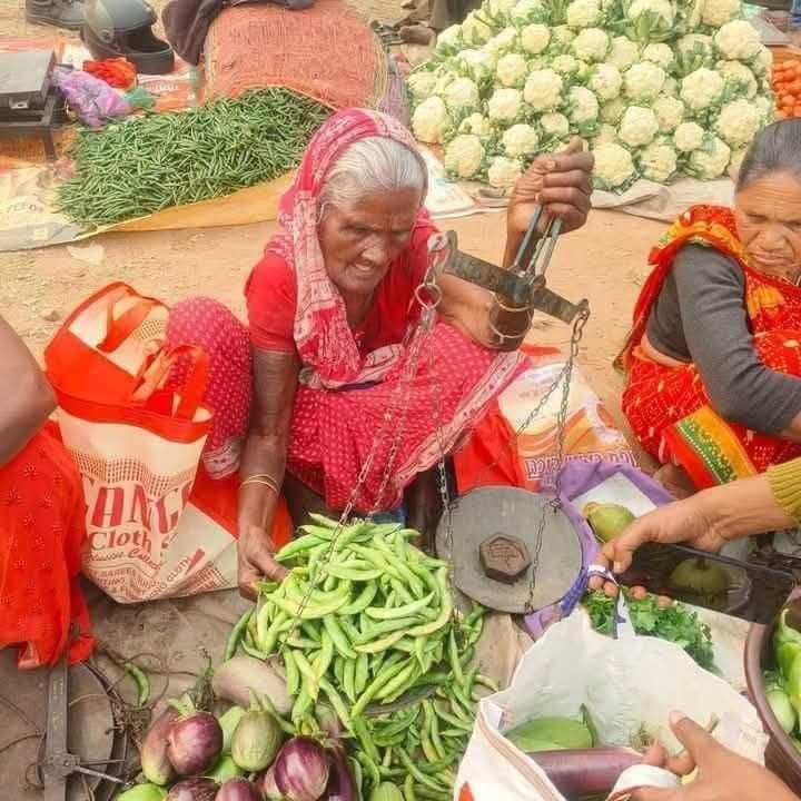 डुमरी विधायक जयराम महतो की 84 वर्षीय दादी झुपरी देवी बेचती हैं अभी भी सब्जी काबिले तारीफ हैं ।